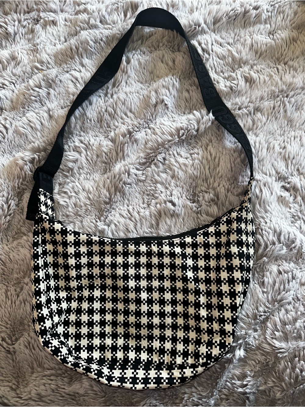 BAGGU Houndstooth Medium Crescent Bag